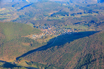 Dorf im Pfälzerwald aus Nordwesten in Wernersberg im Bundesland Rheinland-Pfalz, Deutschland