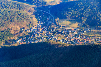 Dorf im Pfälzerwald aus Norden in Lug im Bundesland Rheinland-Pfalz, Deutschland