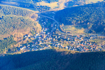 Luftbild von Dorf im Pfälzerwald aus Norden in Lug im Bundesland Rheinland-Pfalz, Deutschland