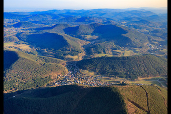 Schrägluftbild von Dorf im Pfälzerwald aus Norden in Lug im Bundesland Rheinland-Pfalz, Deutschland