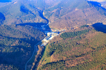 Luftbild von Industriegebiet Wasgausstraße mit Buchmann GmbH und CHRIPA Paletten GmbH & Co. KG im Ortsteil Sarnstall in Annweiler am Trifels im Bundesland Rheinland-Pfalz, Deutschland