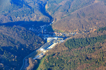 Industriegebiet Wasgausstraße mit Buchmann GmbH und CHRIPA Paletten GmbH & Co. KG im Ortsteil Sarnstall in Annweiler am Trifels im Bundesland Rheinland-Pfalz, Deutschland von oben