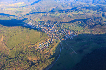 Luftbild von Dorf im Pfälzerwald aus Nordwesten in Wernersberg im Bundesland Rheinland-Pfalz, Deutschland