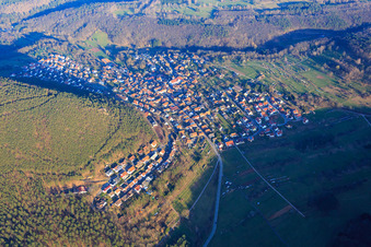 Schrägluftbild von Dorf im Pfälzerwald aus Nordwesten in Wernersberg im Bundesland Rheinland-Pfalz, Deutschland