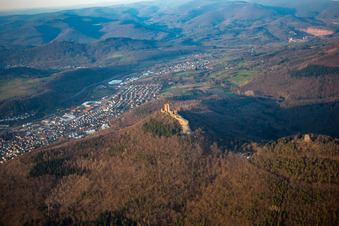 Drohnenaufname von Burg Trifels in Annweiler am Trifels im Bundesland Rheinland-Pfalz, Deutschland