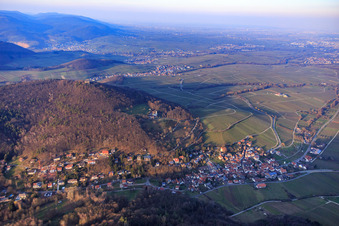 Schrägluftbild von Trifelsstr im Birnbachtal von Südwesten im Abendlicht in Leinsweiler im Bundesland Rheinland-Pfalz, Deutschland
