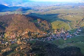 Trifelsstr im Birnbachtal von Südwesten im Abendlicht in Leinsweiler im Bundesland Rheinland-Pfalz, Deutschland von oben
