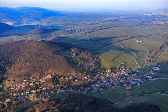 Trifelsstr im Birnbachtal von Südwesten im Abendlicht in Leinsweiler im Bundesland Rheinland-Pfalz, Deutschland aus der Luft