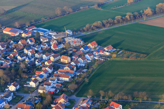 Impflinger Straße im Ortsteil Mörzheim in Landau in der Pfalz im Bundesland Rheinland-Pfalz, Deutschland