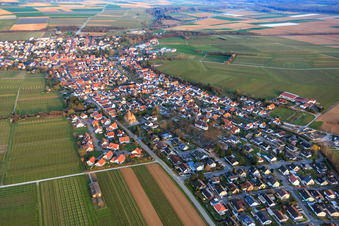 Hauptstraße von Westen in Insheim im Bundesland Rheinland-Pfalz, Deutschland
