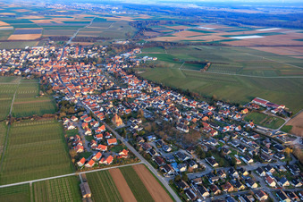 Luftbild von Hauptstraße von Westen in Insheim im Bundesland Rheinland-Pfalz, Deutschland