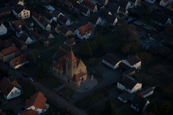 Kirchengebäude der katholischen Kirche im Dorfkern in Insheim im Bundesland Rheinland-Pfalz, Deutschland