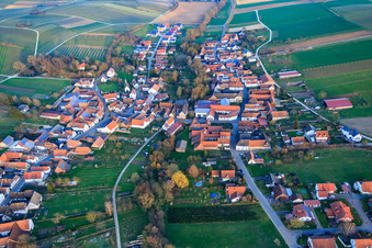 Kirchgasse von Westen in Dierbach im Bundesland Rheinland-Pfalz, Deutschland