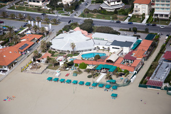 Küsten- Landschaft am Sandstrand des ligurischen Meers in Forte dei Marmi in Toskana im Bundesland Lucca, Italien