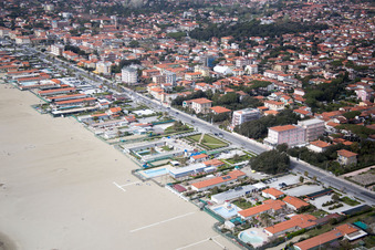 Luftbild von Küsten- Landschaft am Sandstrand des ligurischen Meers in Forte dei Marmi in Toskana im Bundesland Lucca, Italien