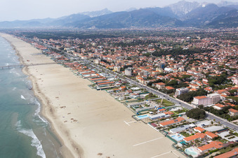 Luftaufnahme von Küsten- Landschaft am Sandstrand des ligurischen Meers in Forte dei Marmi in Toskana im Bundesland Lucca, Italien