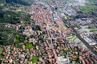 Stadtansicht vom Innenstadtbereich in Pietrasanta in Toskana im Bundesland Lucca, Italien