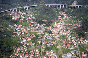 Drohnenaufname von Massarosa im Bundesland Lucca, Italien