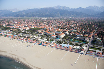 Ortsansicht an der Meeres-Küste des ligurischen Meers in Forte dei Marmi in Toskana im Bundesland Lucca, Italien