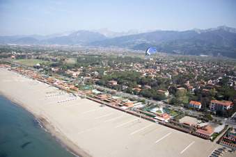 Schrägluftbild von Forte dei Marmi im Bundesland Lucca, Italien