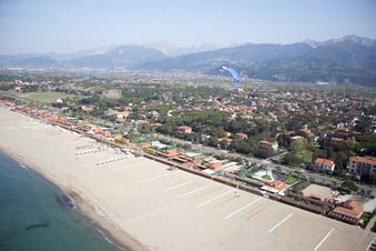 Forte dei Marmi im Bundesland Lucca, Italien von oben