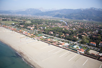 Forte dei Marmi im Bundesland Lucca, Italien aus der Luft