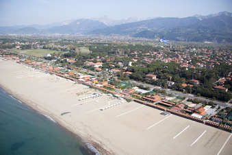 Forte dei Marmi im Bundesland Lucca, Italien von oben gesehen