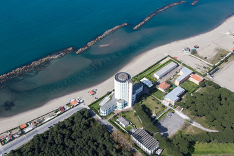 Hochhaus- Gebäude der Hotelanlage Colonia marina Edoardo Agnelli im Villaggio Torre Marina am Sandstrand des ligurischen Meers in Massa in Toskana im Bundesland Massa-Carrara, Italien