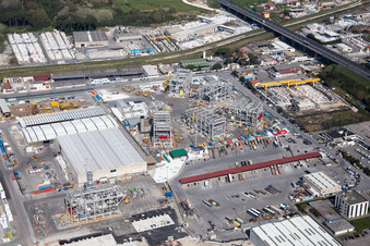 Schrägluftbild von Avenza im Bundesland Toscana, Italien