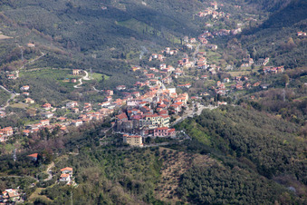 Schrägluftbild von Nicola(I-Ligurien) im Bundesland Liguria, Italien