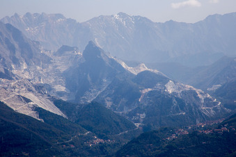 Carrara im Bundesland Massa-Carrara, Italien von oben