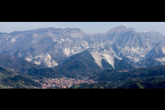 Panorama der Steinbrüche zum Abbau und zur Gewinnung von Marmor in Carrara im Bundesland Massa-Carrara, Italien