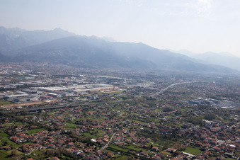 Drohnenaufname von Avenza im Bundesland Toscana, Italien