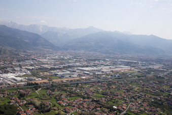 Drohnenbild von Avenza im Bundesland Toscana, Italien