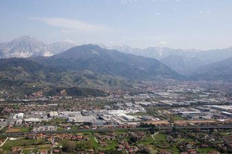 Avenza im Bundesland Toscana, Italien von einer Drohne aus