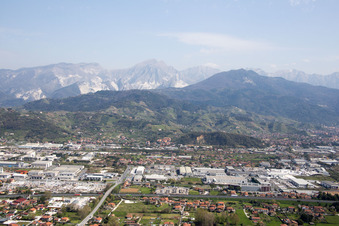 Avenza im Bundesland Toscana, Italien von der Drohne aus gesehen