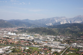 Luftaufnahme von Avenza im Bundesland Toscana, Italien