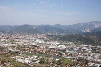Schrägluftbild von Avenza im Bundesland Toscana, Italien