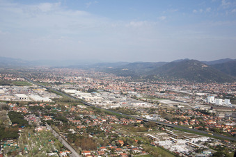 Avenza im Bundesland Toscana, Italien aus der Luft