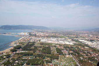 Avenza im Bundesland Toscana, Italien vom Flugzeug aus