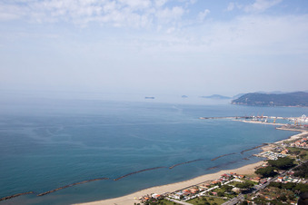 Drohnenaufname von Avenza im Bundesland Toscana, Italien
