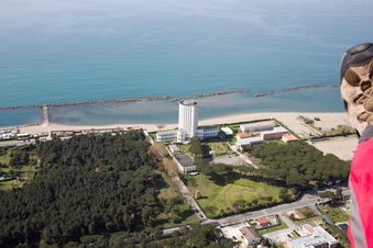 Drohnenbild von Avenza im Bundesland Toscana, Italien