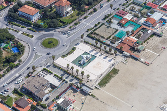 Kreis- runde Fläche - Platz am Bagno Ginevra Di Massimo Zerbini & C. Sas am Piazza Bad Kissingen in Massa in Toskana im Bundesland Massa-Carrara, Italien