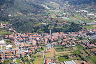 Capezzano Pianore(I-Toskana) im Bundesland Toscana, Italien von oben gesehen