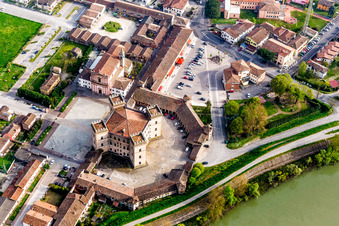Luftaufnahme von Vier Schloßtürme des Schloß Castle of Robinie / Castello di Mesola - Delizia Estense am Ufer des Po in Mesola in Emilia-Romagna im Bundesland Ferrara, Italien