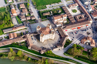 Schrägluftbild von Vier Schloßtürme des Schloß Castle of Robinie / Castello di Mesola - Delizia Estense am Ufer des Po in Mesola in Emilia-Romagna im Bundesland Ferrara, Italien