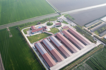 Schrägluftbild von Codigoro(I-Emila-Romana) im Bundesland Ferrara, Italien