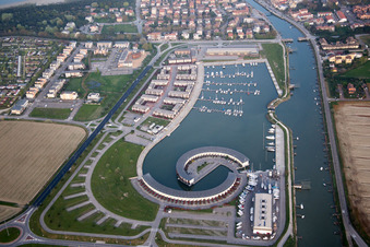 Schrägluftbild von Yachthafen mit Sportboot- Anlegestellen und Bootsliegeplätzen am Uferbereich Marina di Porto Reno in Casalborsetti in Emilia-Romagna in Ravenna, Italien