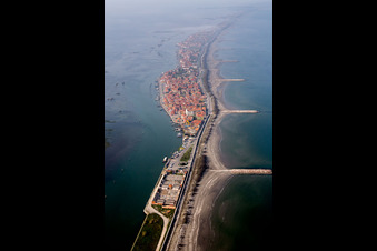 Luftbild von Siedlungsgebiet im Ortsteil Pellestrina in Venedig in Venetien im Bundesland Metropolitanstadt Venedig, Italien