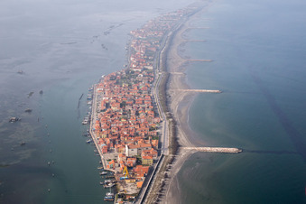 Luftaufnahme von Siedlungsgebiet im Ortsteil Pellestrina in Venedig in Venetien, Italien